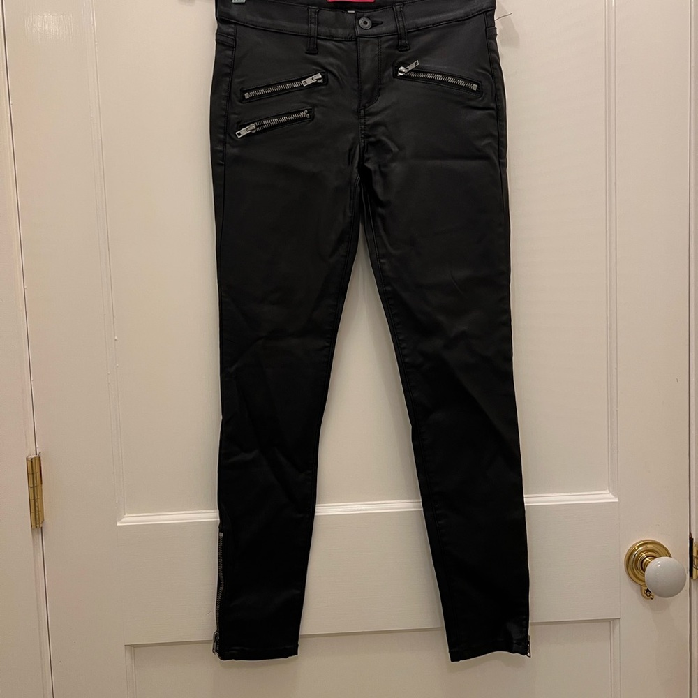 Low rise black skinny jeans with zipper details #skinnyjeans